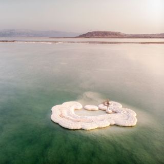 🧂 VÍTE, ŽE SOLNÉ OSTRAVY V MRTVÉM MOŘI SAMI MIZÍ A VZNIKAJÍ? Mrtvé moře není jen nekonečná hladina – na některých místech...