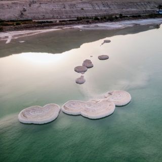 🧖‍♀️ VÍTE, ŽE SOLNÁ KŮRA V MRTVÉM MOŘI SE SAMA OPRAVUJE? Pod hladinou Mrtvého moře se ukrývá opravdový přírodní unikát –...