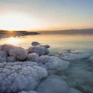 🌍 VÍTE, ŽE GRAVITACE U MRTVÉHO MOŘE FUNGUJE TROCHU JINAK? Že u Mrtvého moře vážíte nepatrně víc než jinde na Zemi? 😮 Důvod...